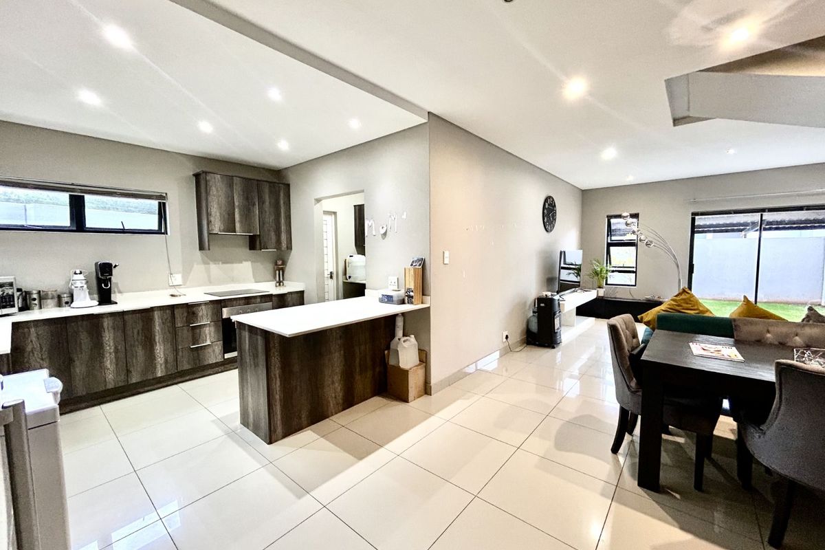 Townhouse For Sale in Equestria - Photo 5