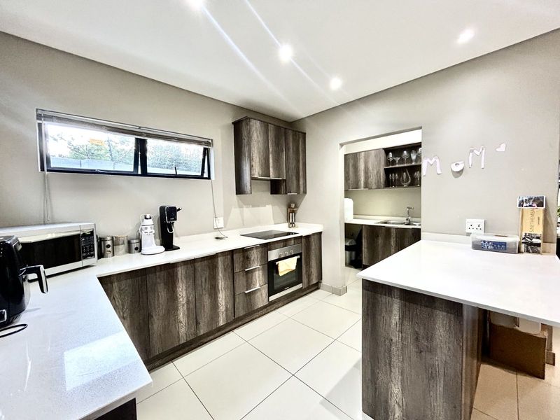 Townhouse For Sale in Equestria - Photo 8
