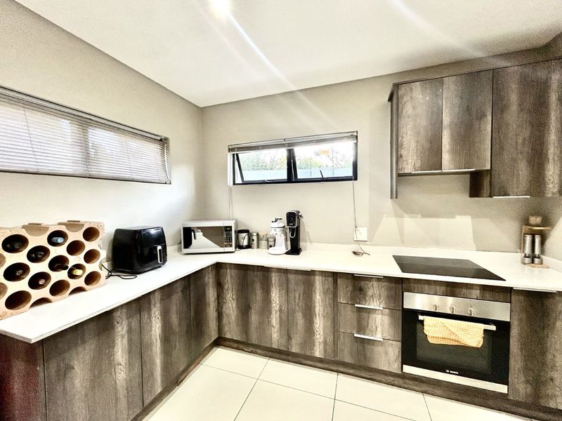 Townhouse For Sale in Equestria - Photo 7