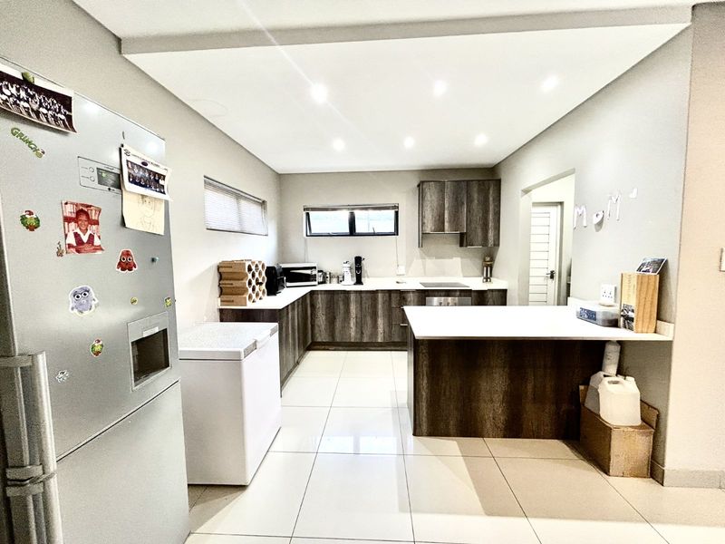 Townhouse For Sale in Equestria - Photo 6