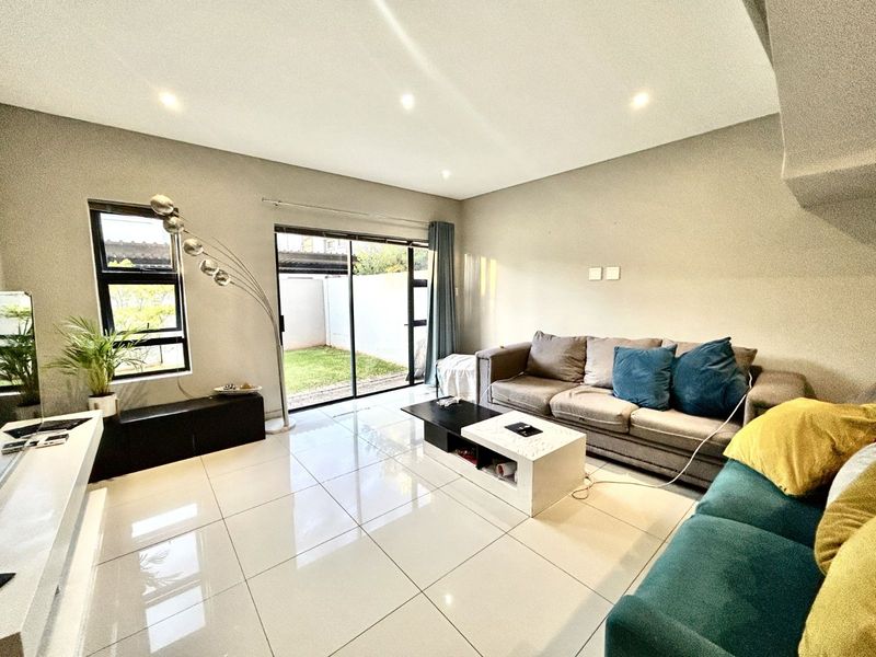 Townhouse For Sale in Equestria - Photo 3