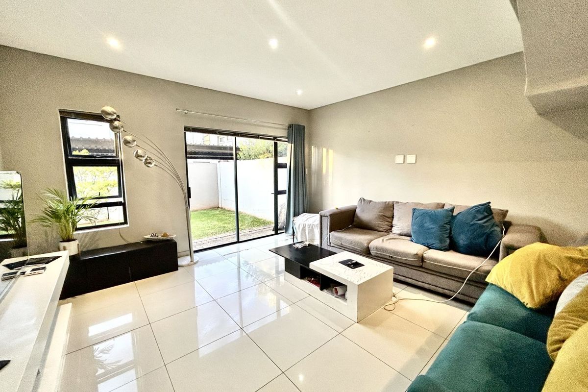 Townhouse For Sale in Equestria - Photo 3