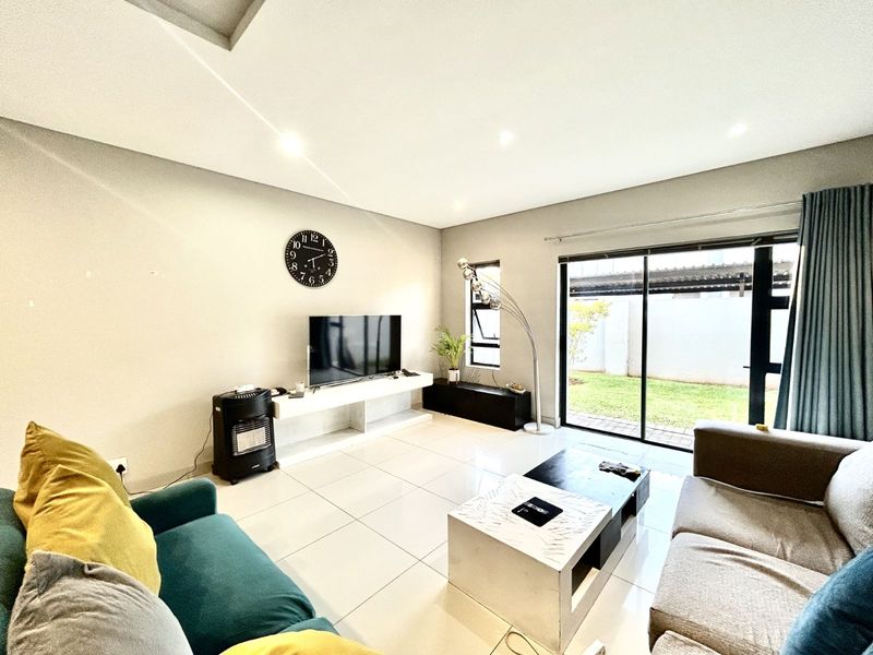 Townhouse For Sale in Equestria - Photo 2