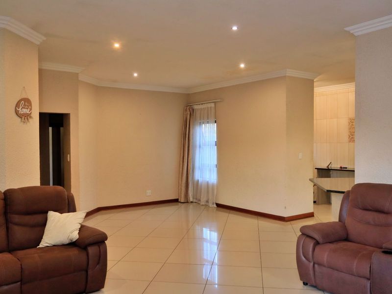 House For Sale in Thatch Hill Estate - Photo 9