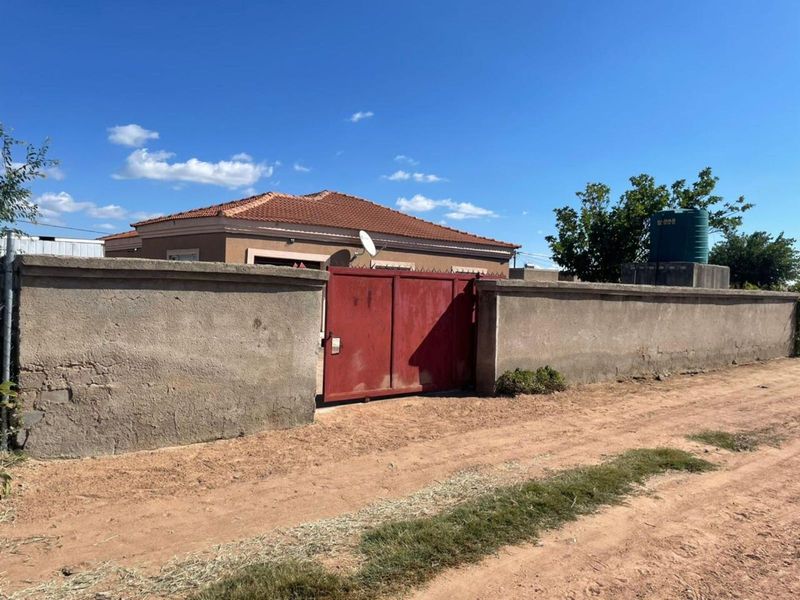 House For Sale in Seshego - Photo 2