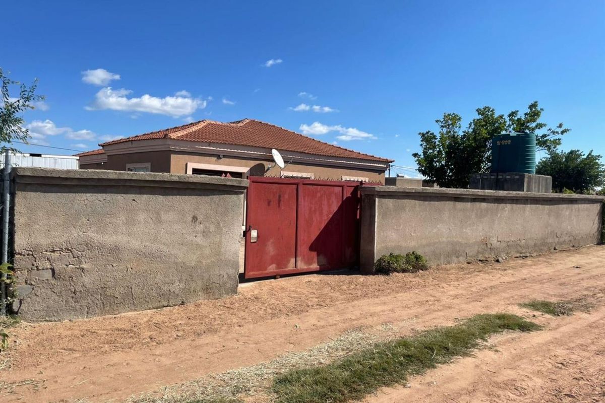 House For Sale in Seshego - Photo 2