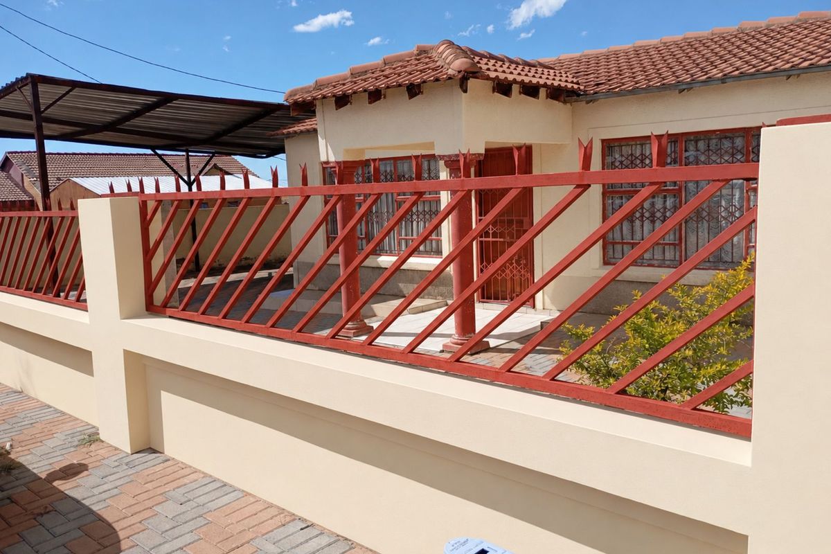 House For Sale in Soshanguve Ext - Photo 3