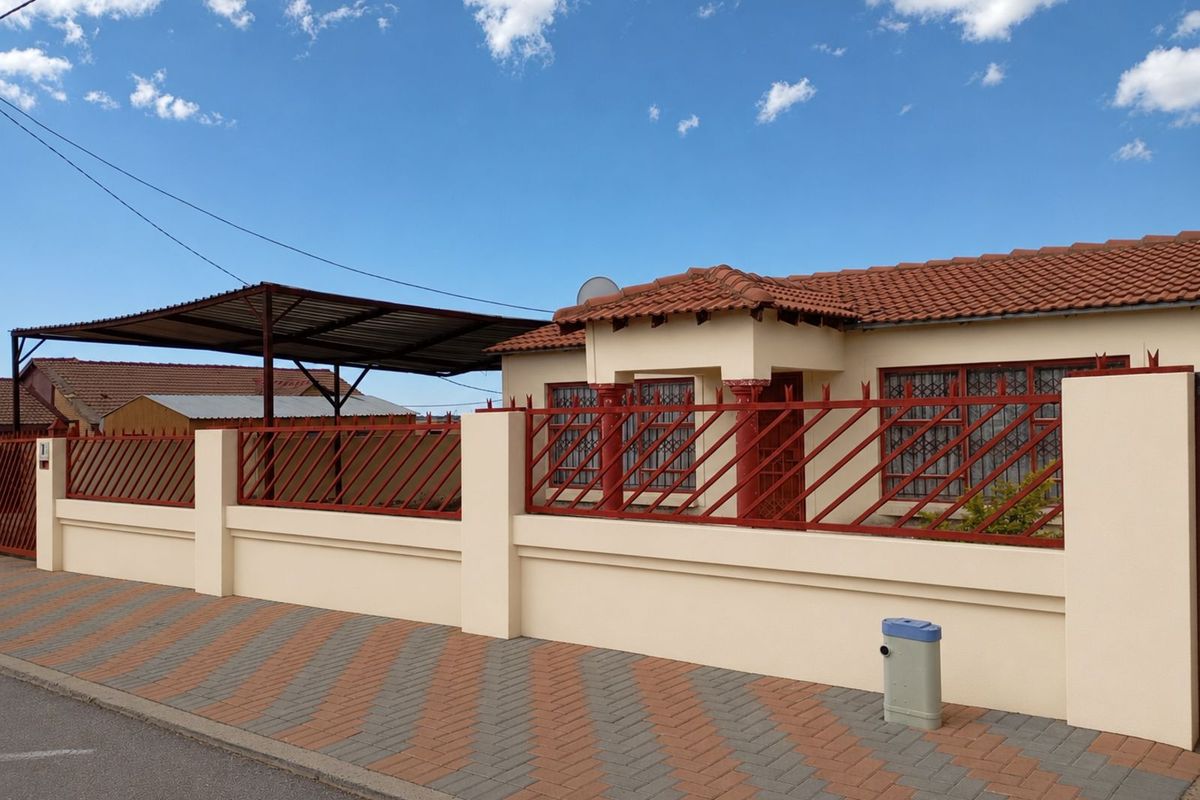 House For Sale in Soshanguve Ext - Photo 2