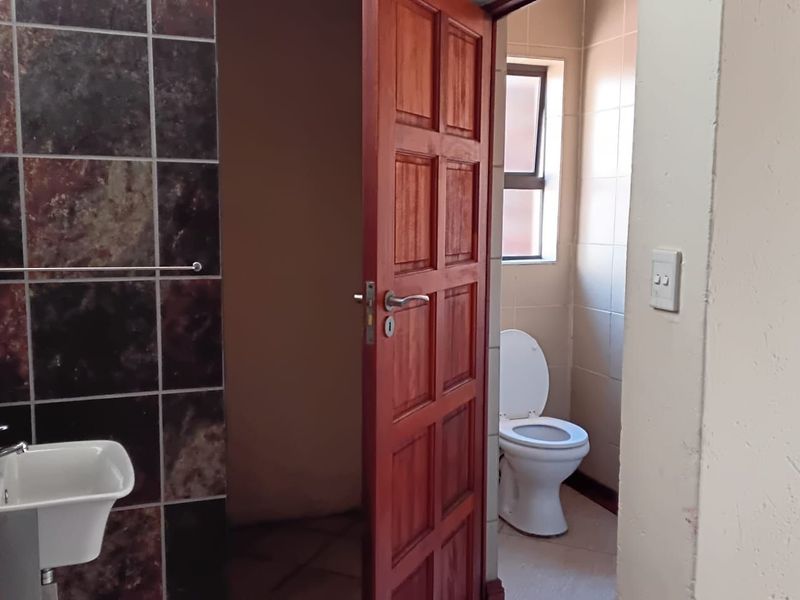 House For Sale in Thatchfield Close - Photo 8