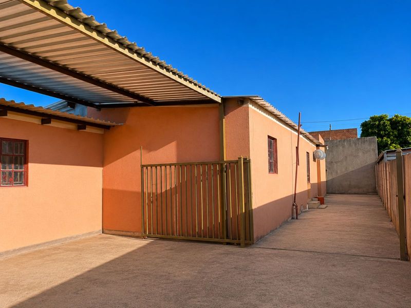 House For Sale in Seshego - Photo 2
