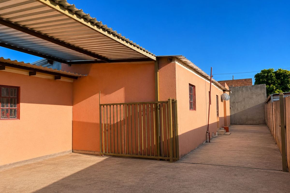House For Sale in Seshego - Photo 2