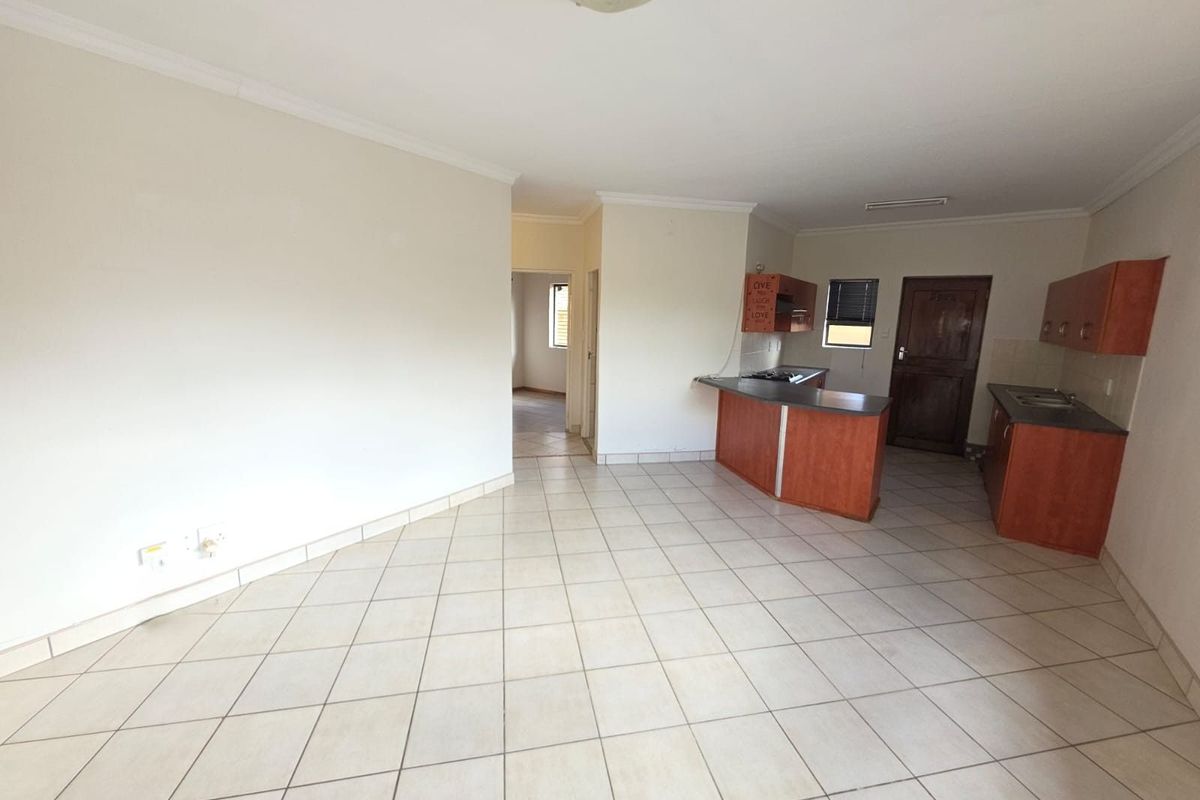 Townhouse For Sale in Cassandra - Photo 2