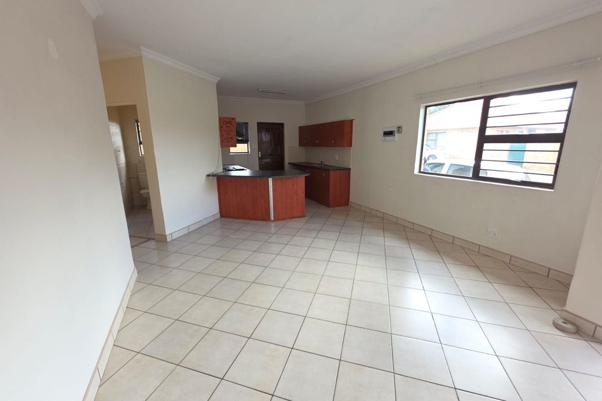 Townhouse For Sale in Cassandra - Photo 3