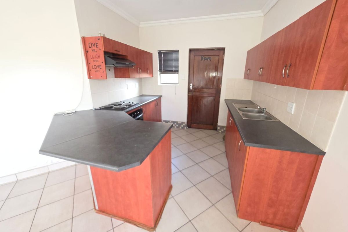Townhouse For Sale in Cassandra - Photo 5