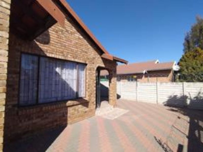 House For Sale in Ivy Park - Photo 3