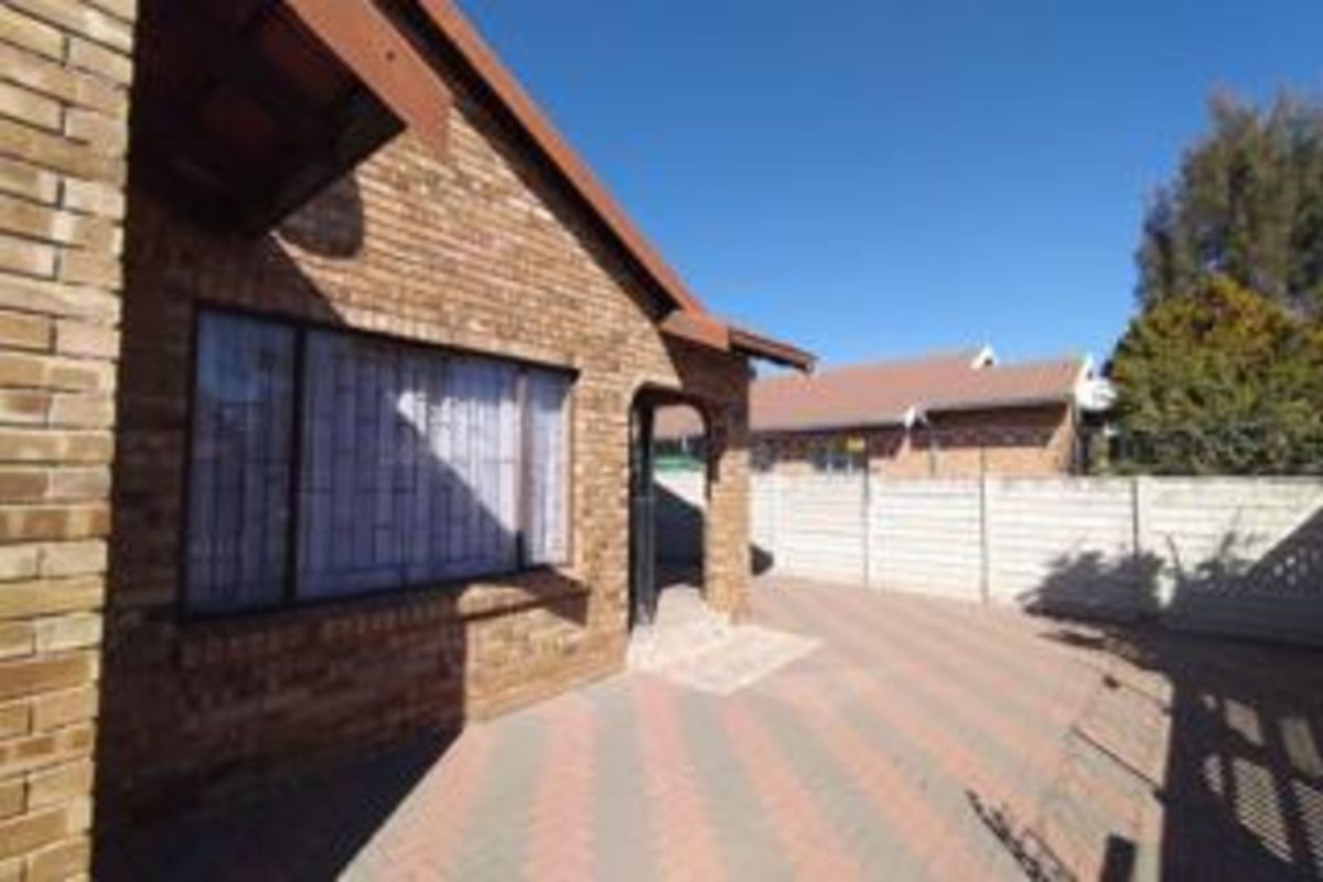 House For Sale in Ivy Park - Photo 3
