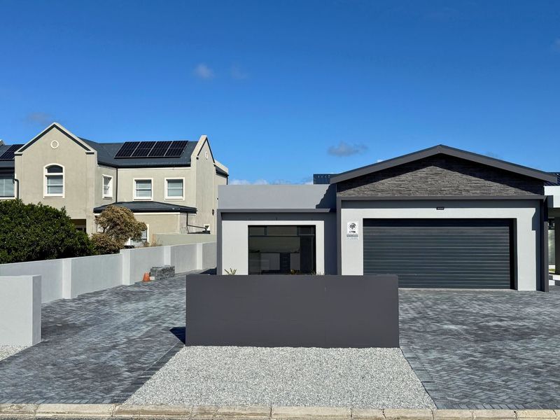 House For Sale in Kleinbaai - Photo 2