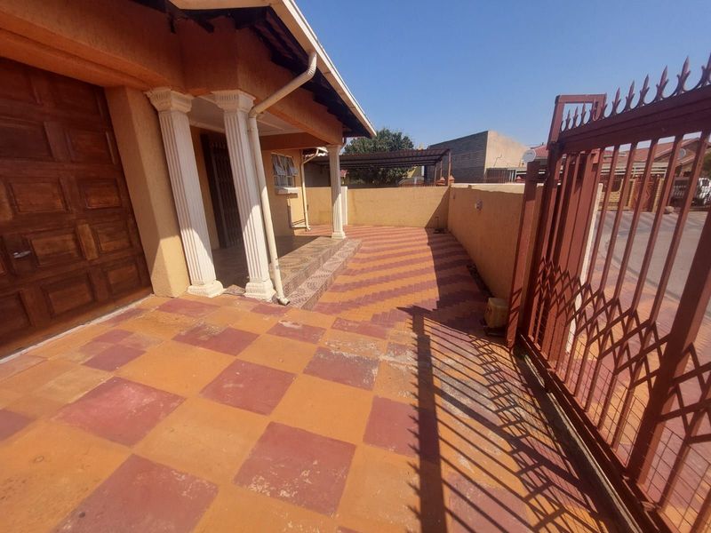 House For Sale in Mabopane Central - Photo 2