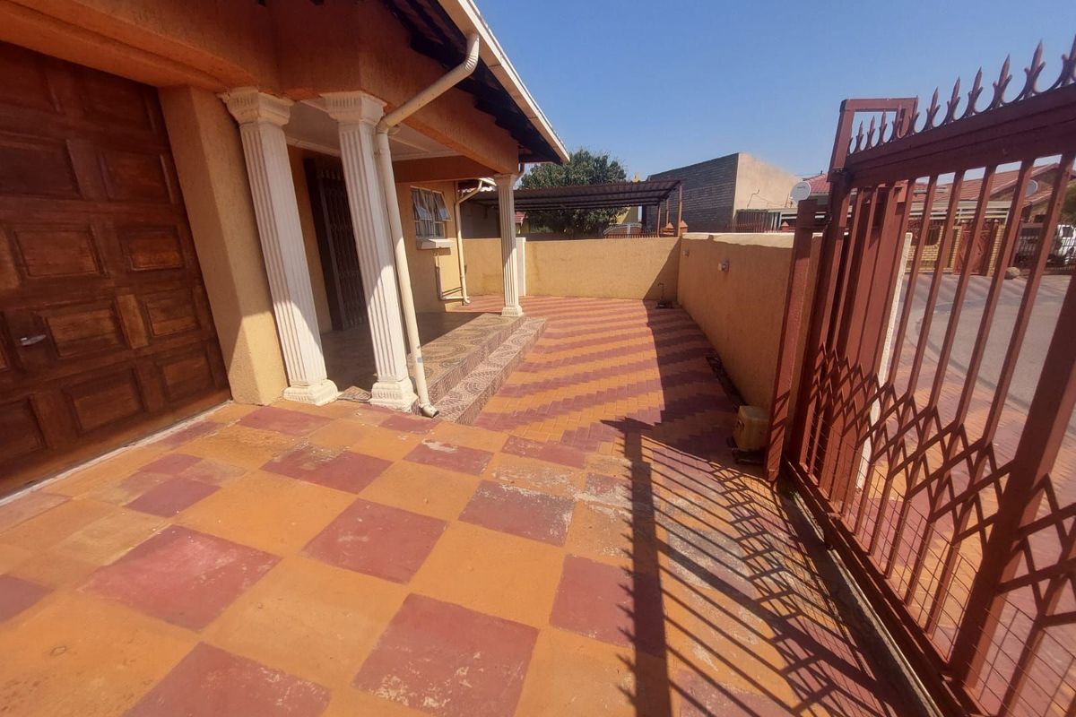 House For Sale in Mabopane Central - Photo 2