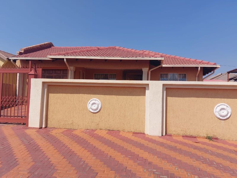 House For Sale in Mabopane Central - Photo 4