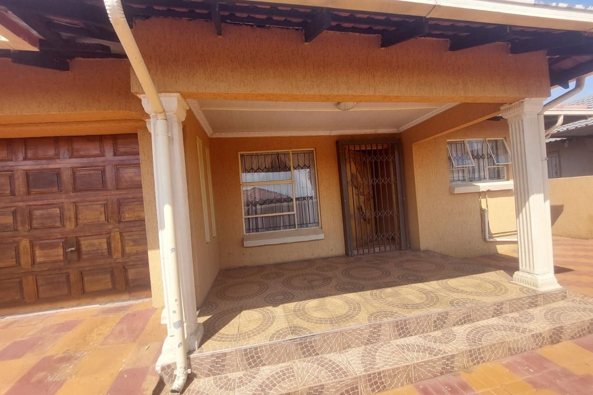 House For Sale in Mabopane Central - Photo 3