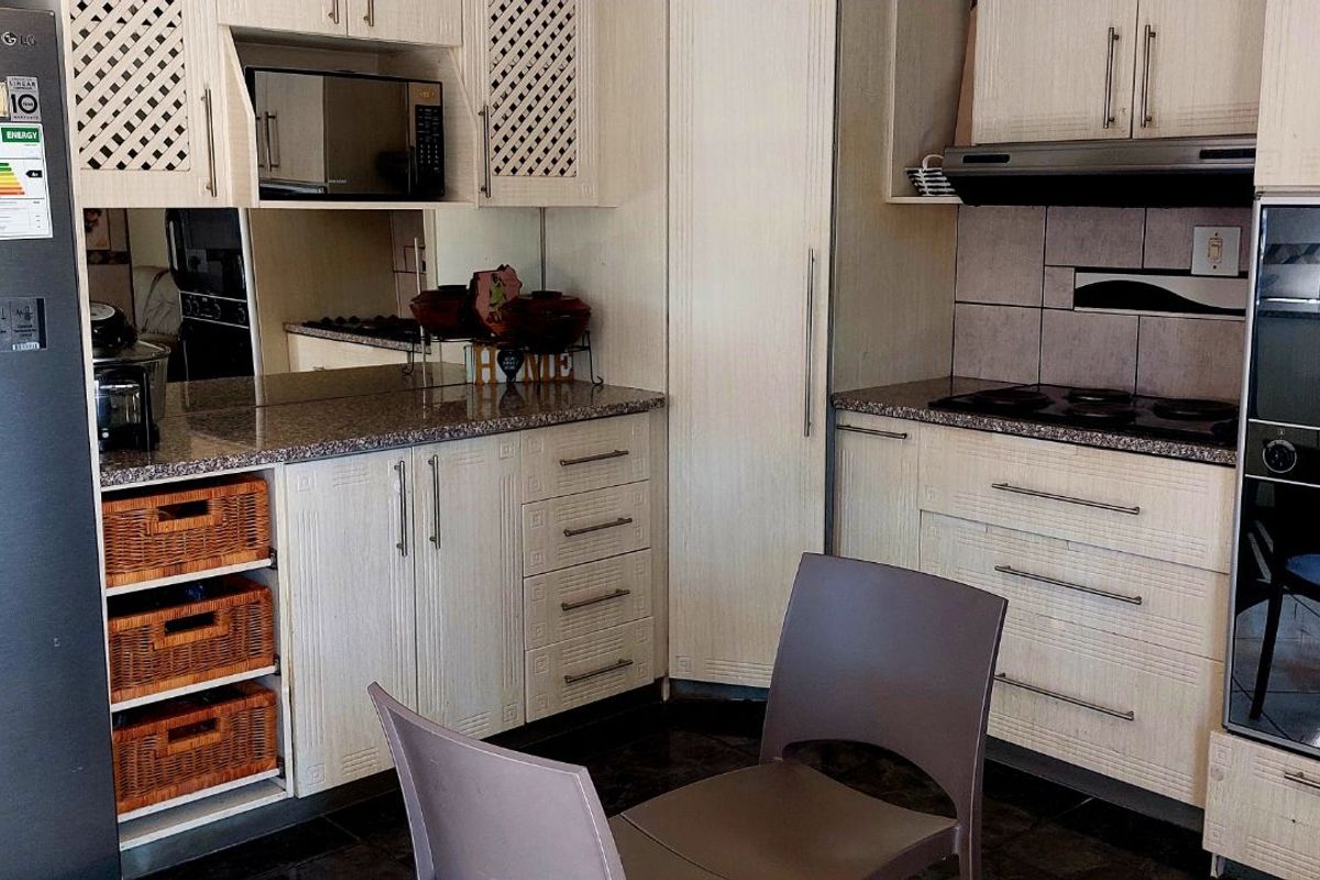 House For Sale in Flora Park - Photo 2