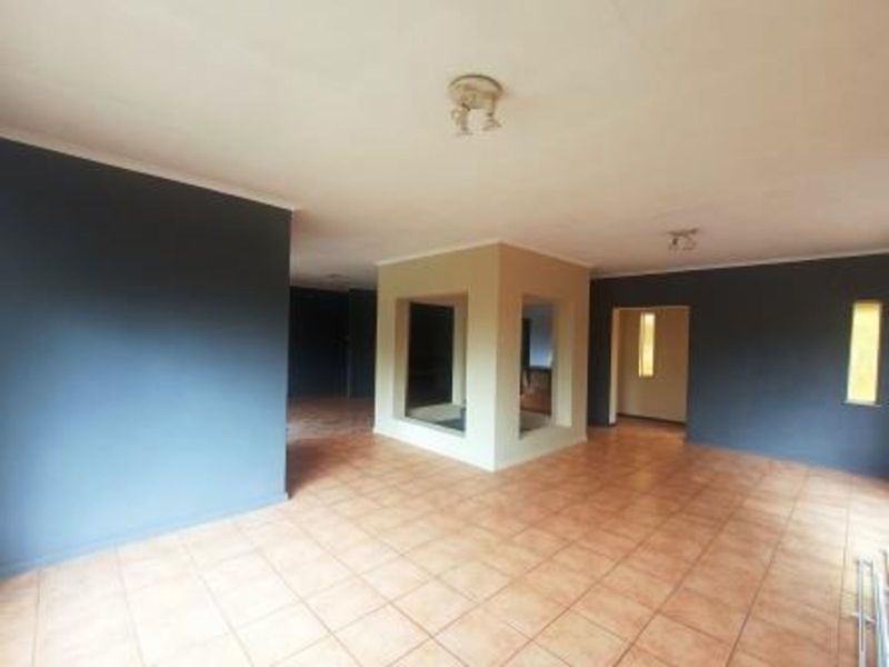 House For Sale in Zwartkop - Photo 2