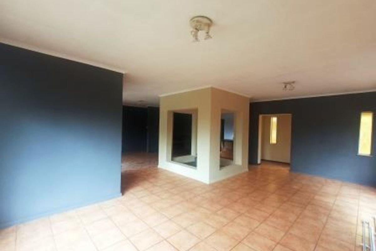 House For Sale in Zwartkop - Photo 2