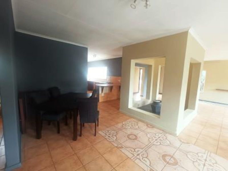 House For Sale in Zwartkop - Photo 4