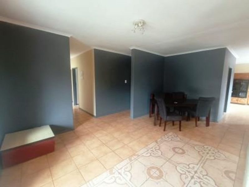 House For Sale in Zwartkop - Photo 3