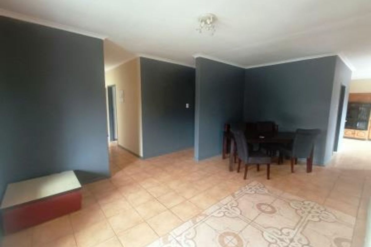 House For Sale in Zwartkop - Photo 3