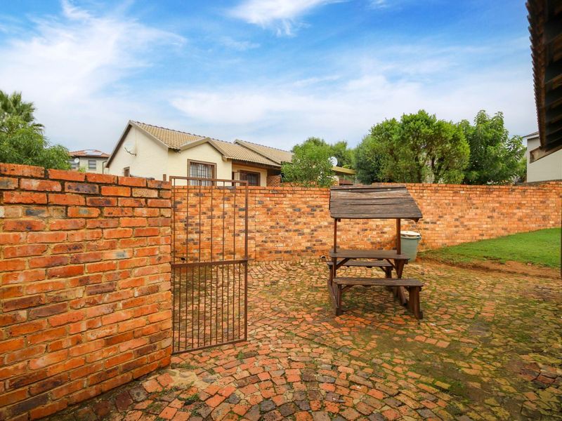 Townhouse For Sale in Willowbrook - Photo 3