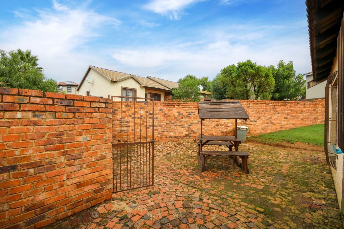 Townhouse For Sale in Willowbrook - Photo 3