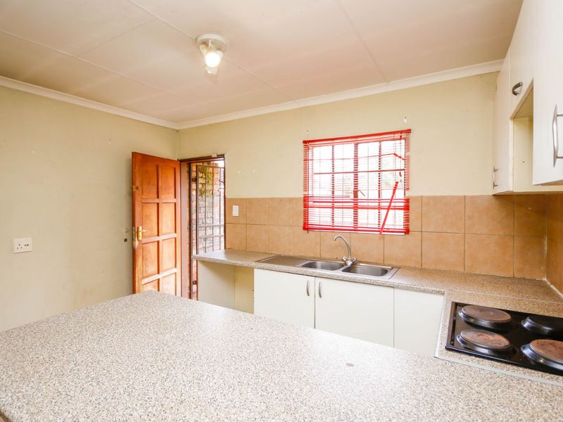 Townhouse For Sale in Willowbrook - Photo 7