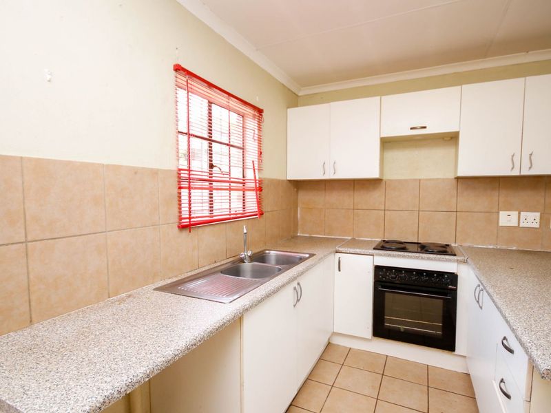Townhouse For Sale in Willowbrook - Photo 6
