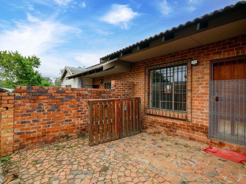 Townhouse For Sale in Willowbrook - Photo 2