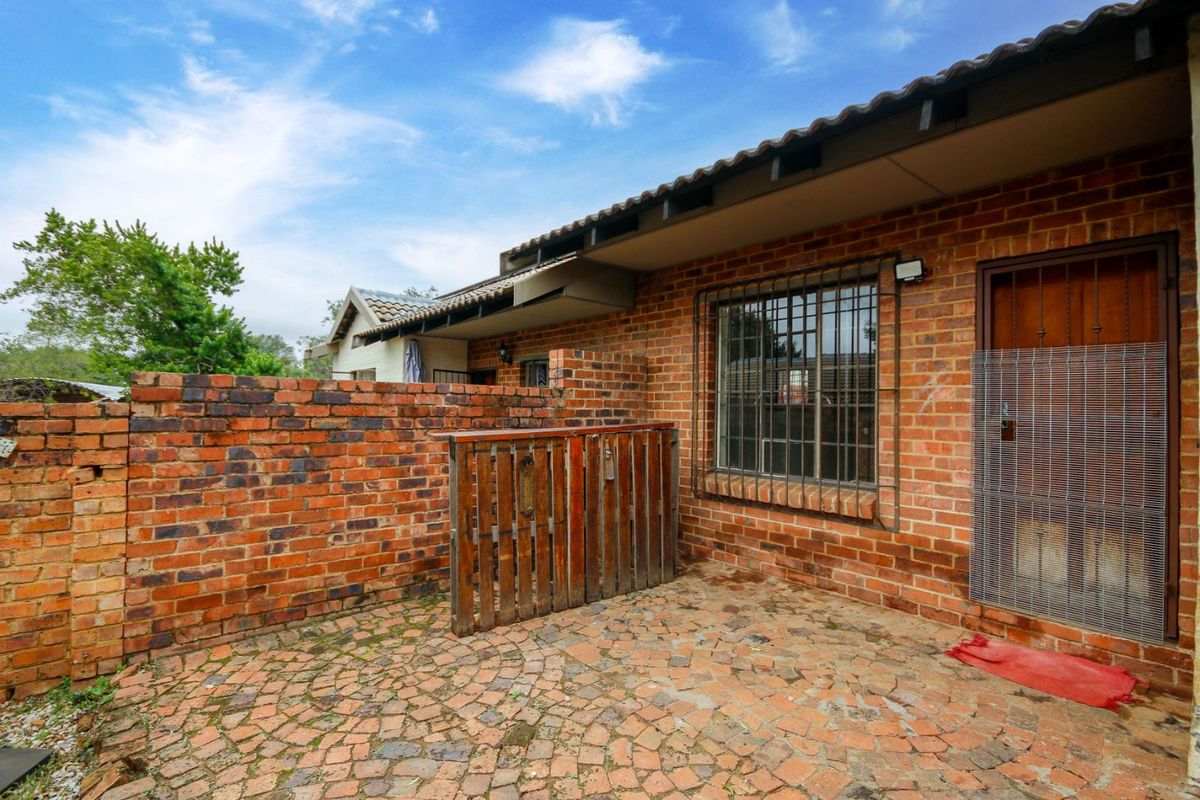 Townhouse For Sale in Willowbrook - Photo 2