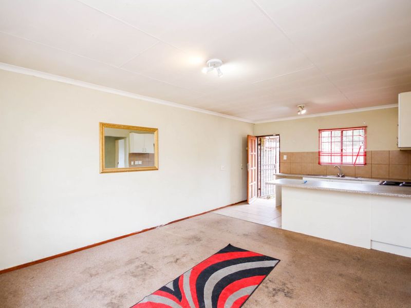 Townhouse For Sale in Willowbrook - Photo 9
