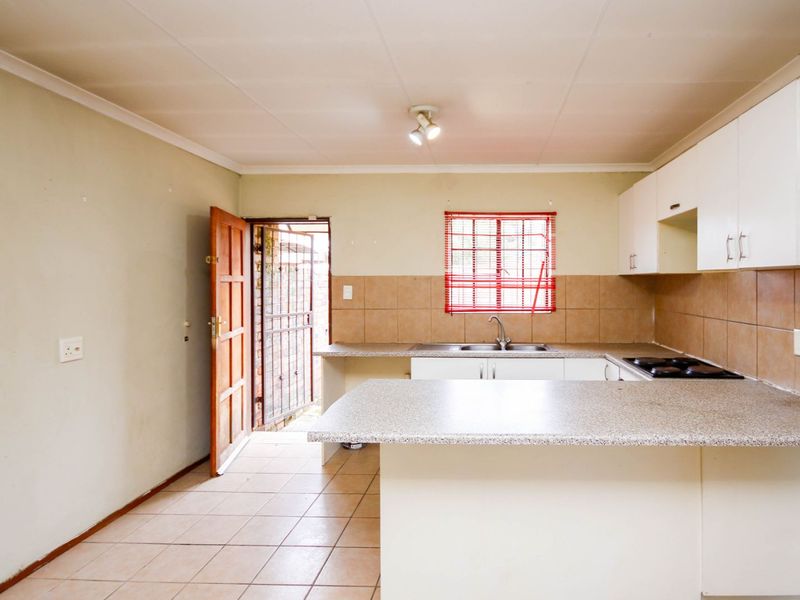 Townhouse For Sale in Willowbrook - Photo 8
