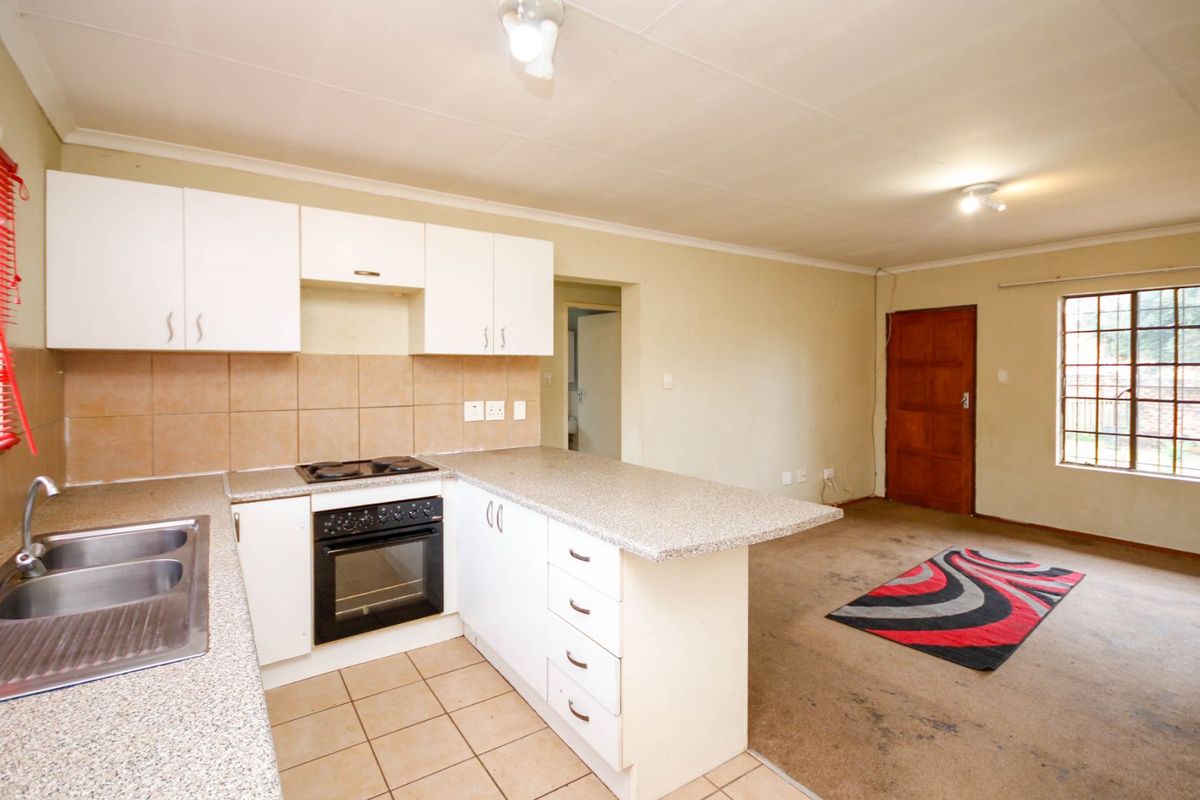 Townhouse For Sale in Willowbrook - Photo 4