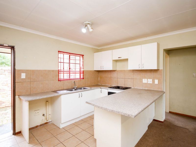 Townhouse For Sale in Willowbrook - Photo 5