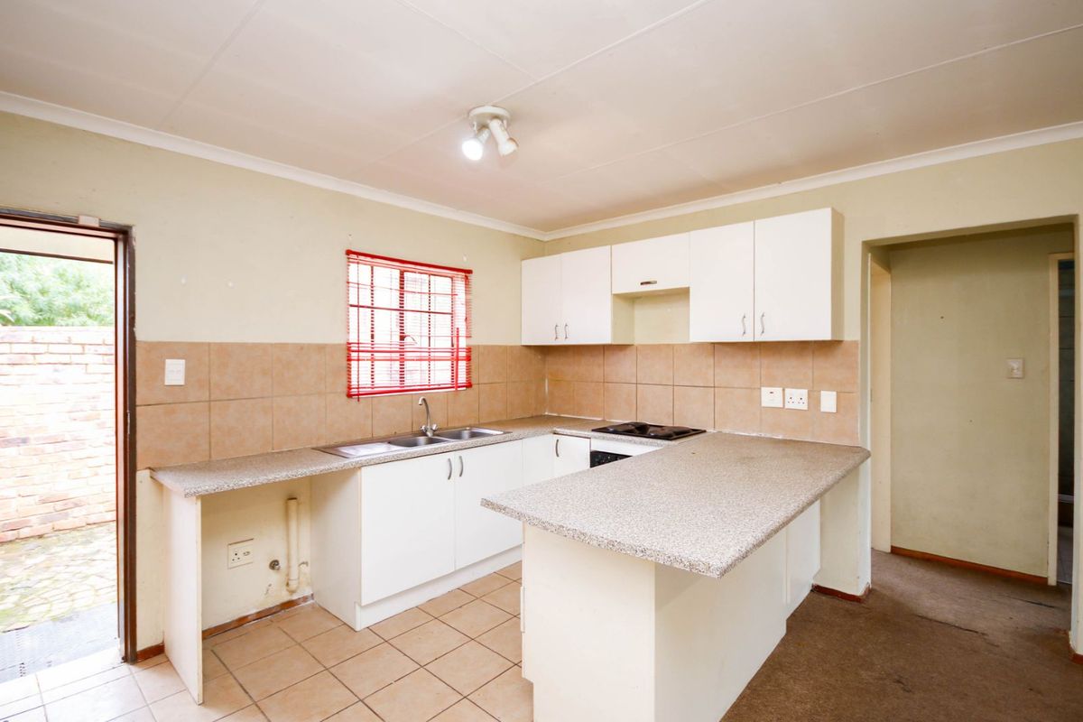 Townhouse For Sale in Willowbrook - Photo 5