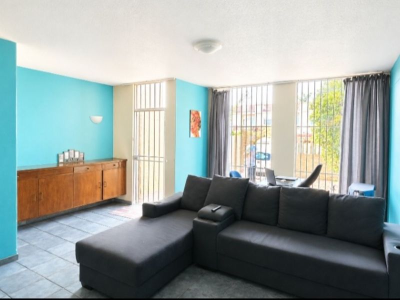 Townhouse For Sale in Blackheath - Photo 2