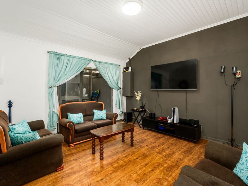 House For Sale in Kensington - Photo 3