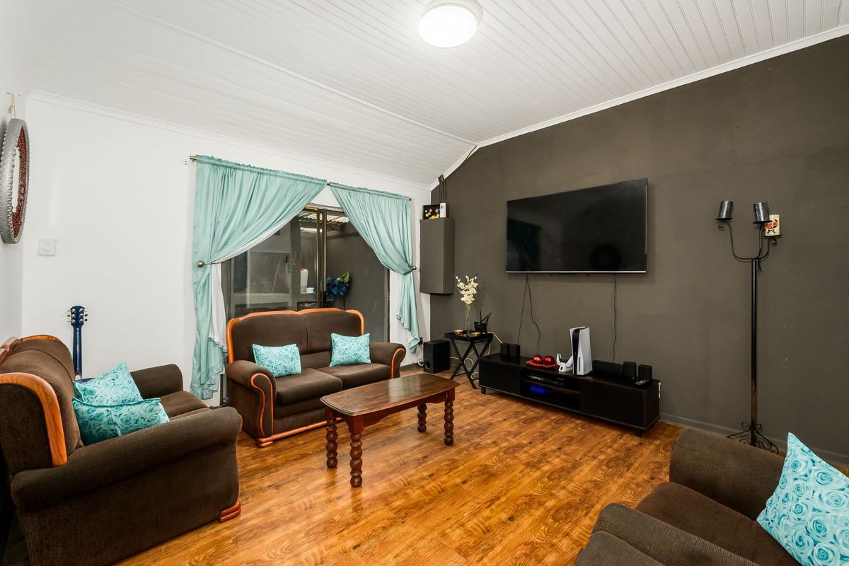 House For Sale in Kensington - Photo 3