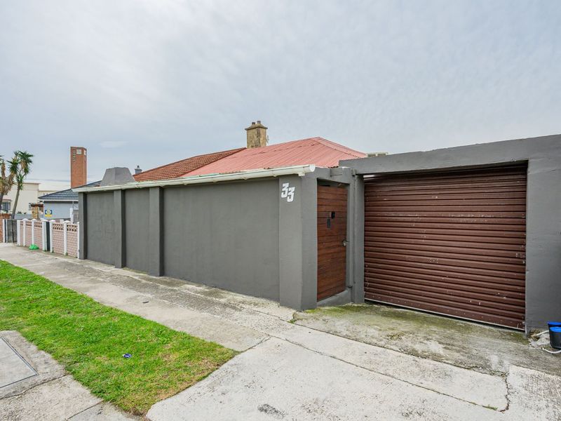 House For Sale in Kensington - Photo 2