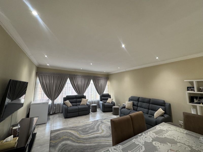 Apartment For Sale in Laudium - Photo 3