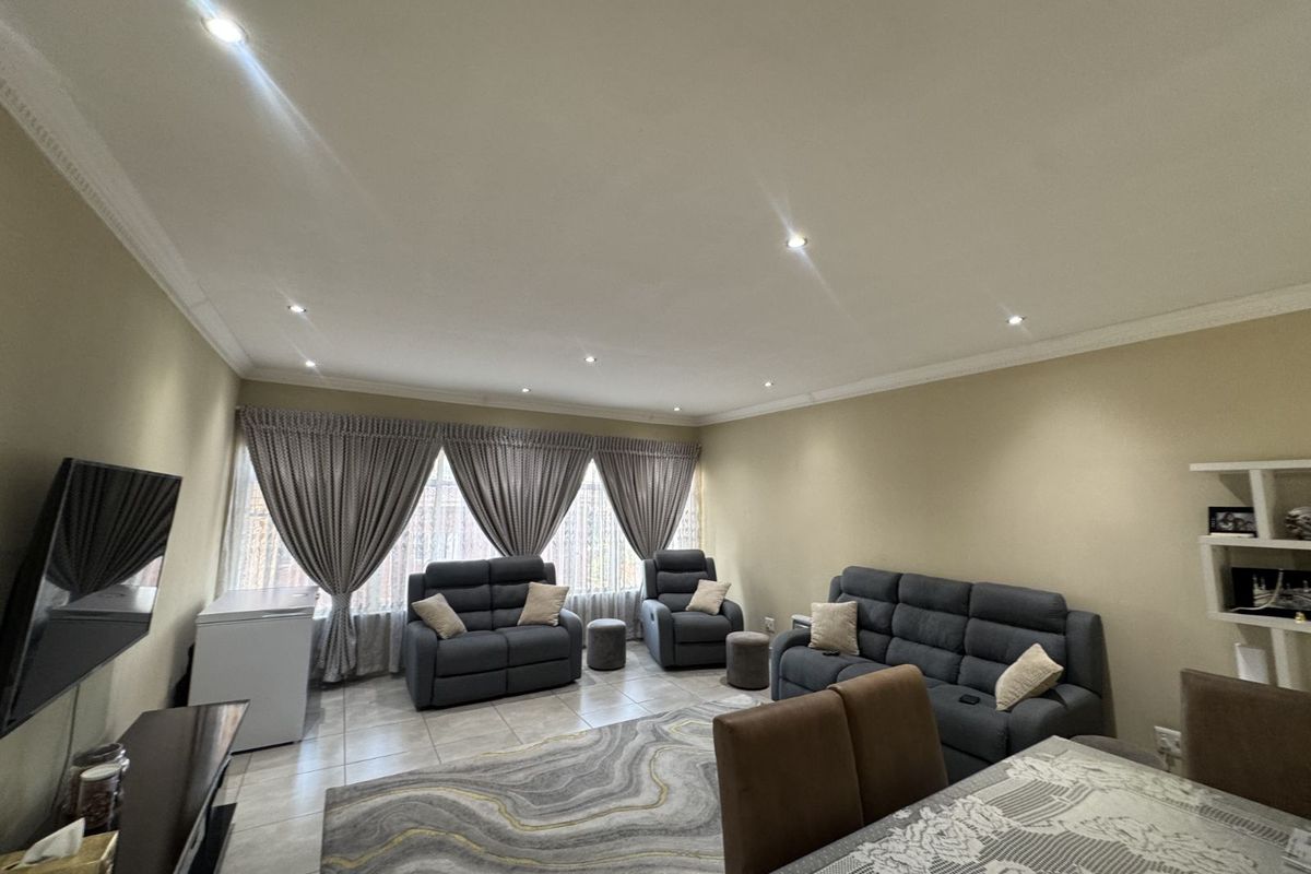 Apartment For Sale in Laudium - Photo 3