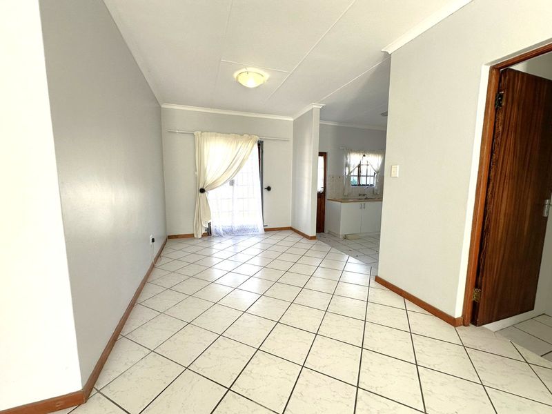 Townhouse For Sale in Heather Park - Photo 5