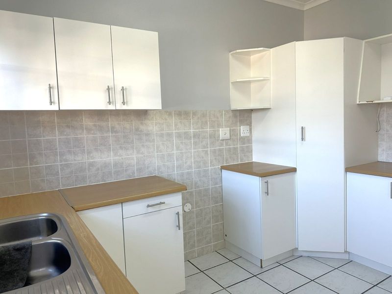 Townhouse For Sale in Heather Park - Photo 8